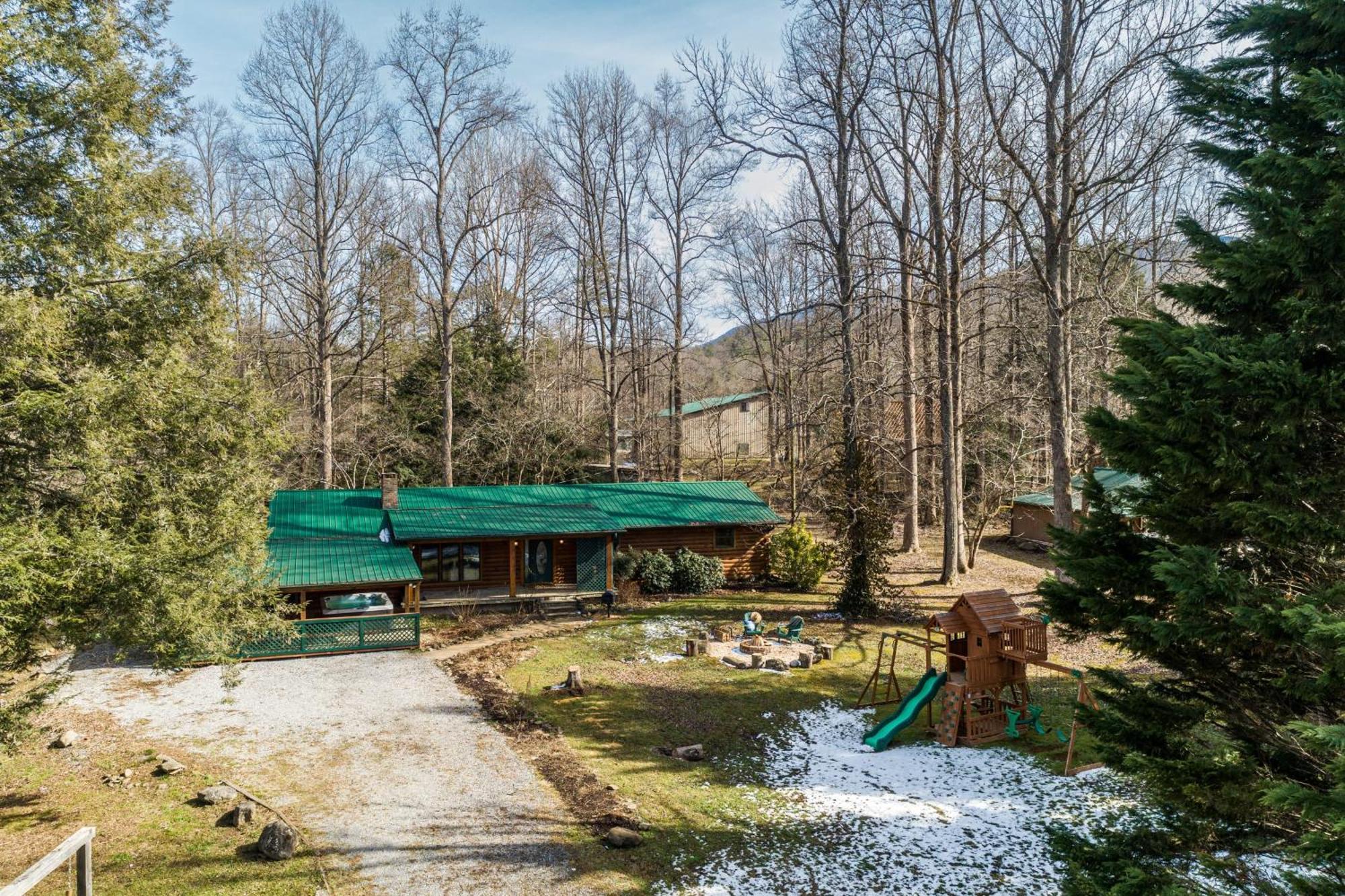 Sugar Cove By Avantstay Cabin By The River W Hot Tub Pool Table Guest House แกตลิงเบิร์ก ภายนอก รูปภาพ