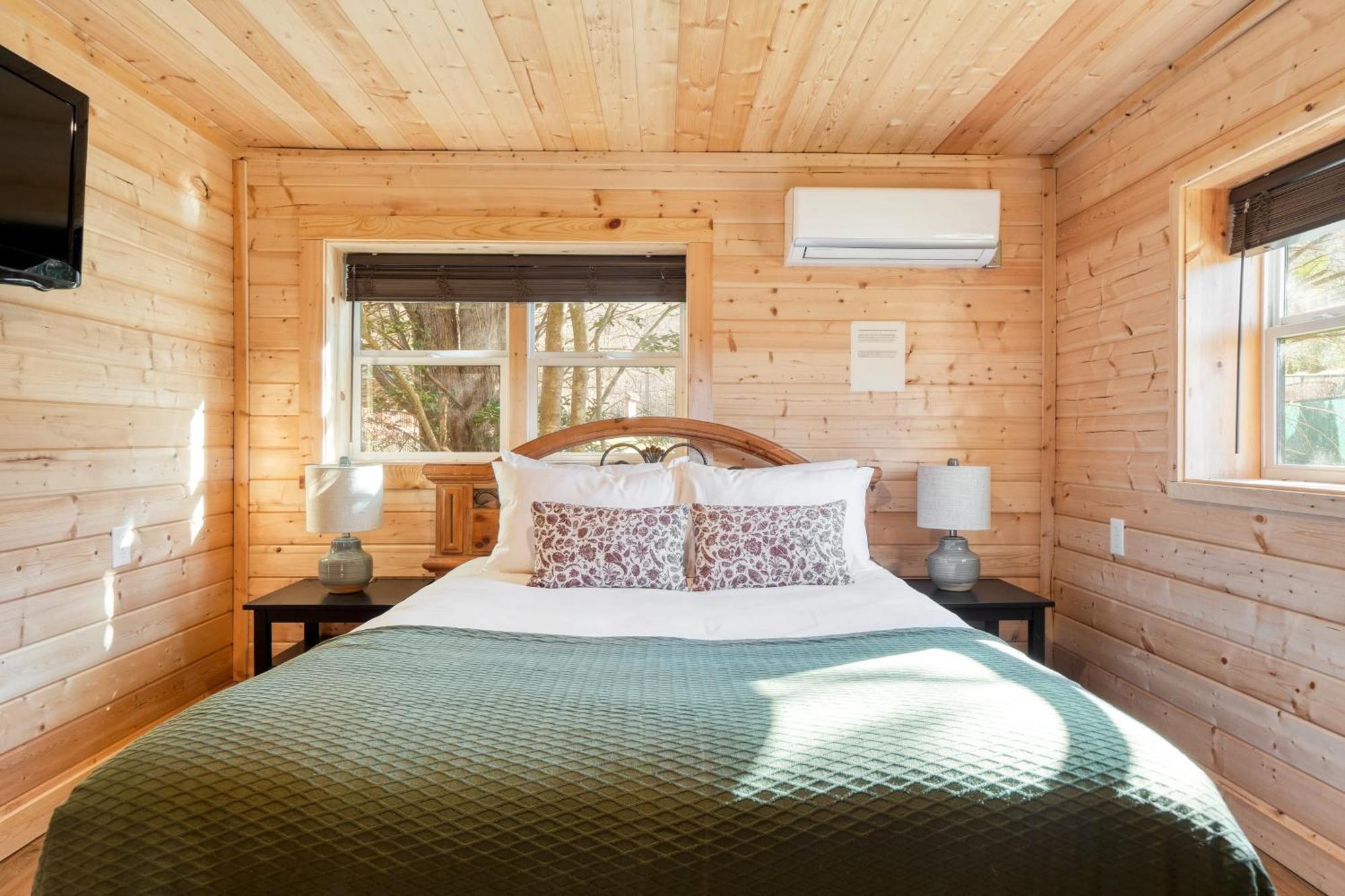 Sugar Cove By Avantstay Cabin By The River W Hot Tub Pool Table Guest House แกตลิงเบิร์ก ภายนอก รูปภาพ